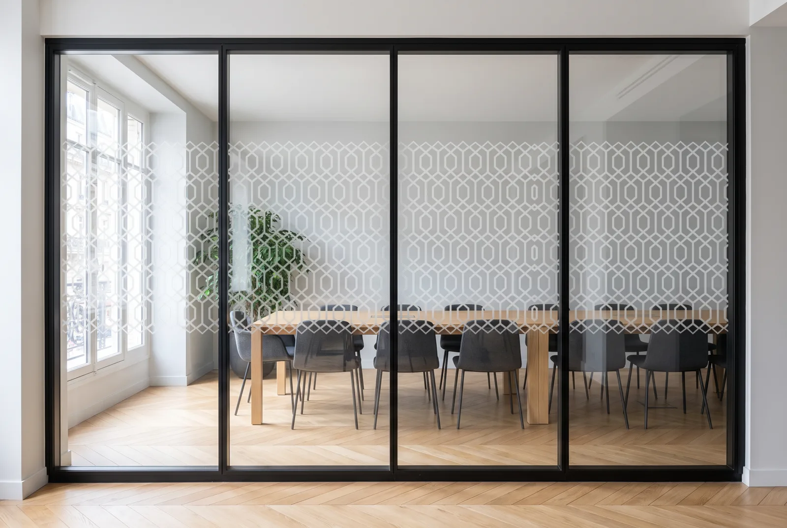 Simulation : vitrophanie Art Déco en film dépoli sur une salle de réunion haussmannienne, bande de 118 cm à l'échelle