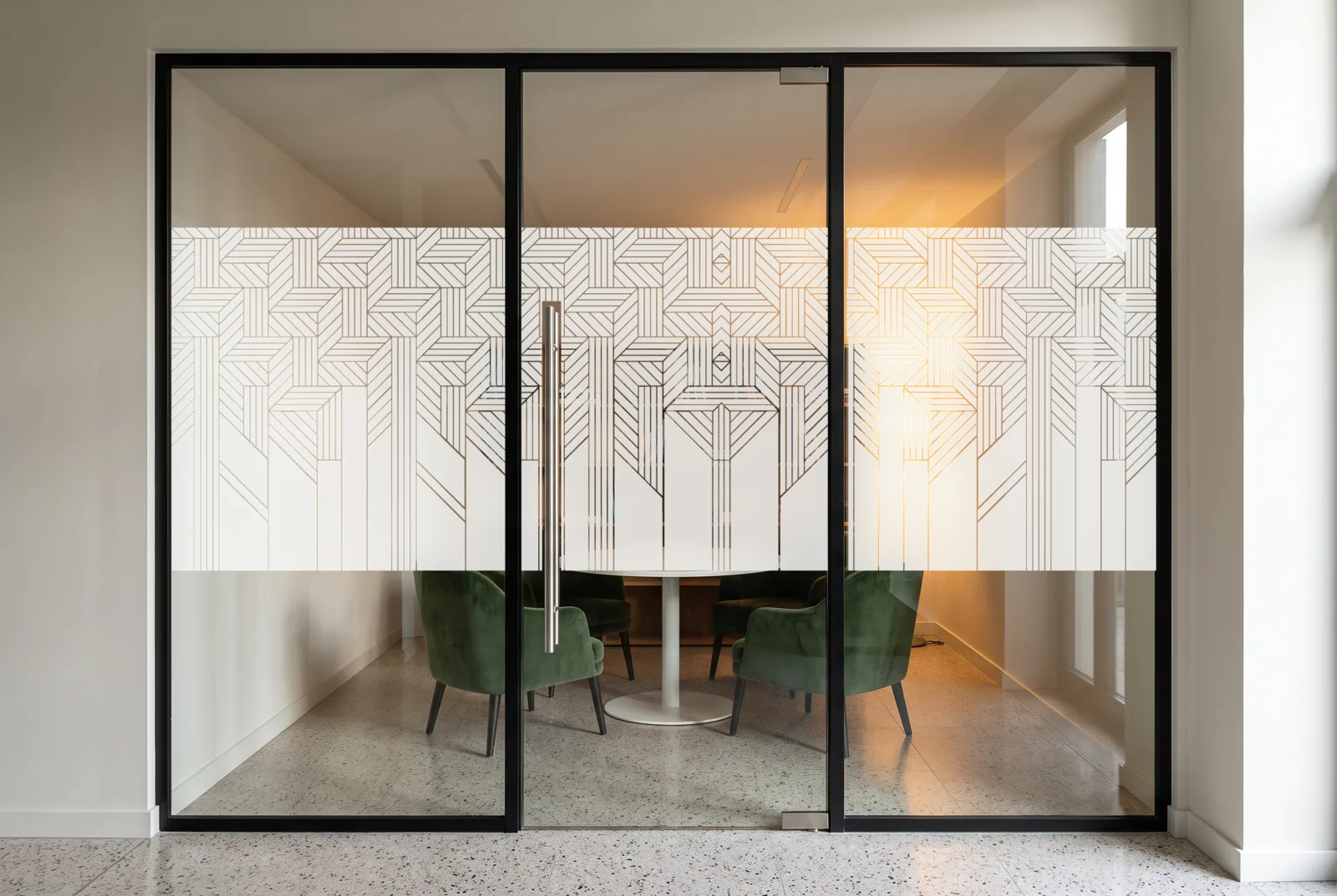 Simulation : vitrophanie Buildings en film blanc sur la porte vitrée d'un petit salon de travail, bande de 118 cm à l'échelle