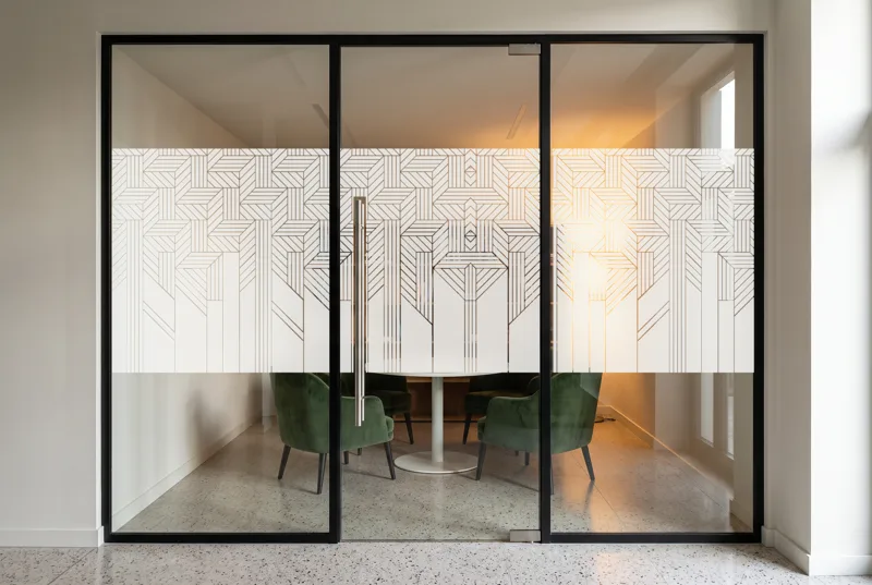 Simulation : vitrophanie Buildings en film blanc sur la porte vitrée d'un petit salon de travail, bande de 118 cm à l'échelle