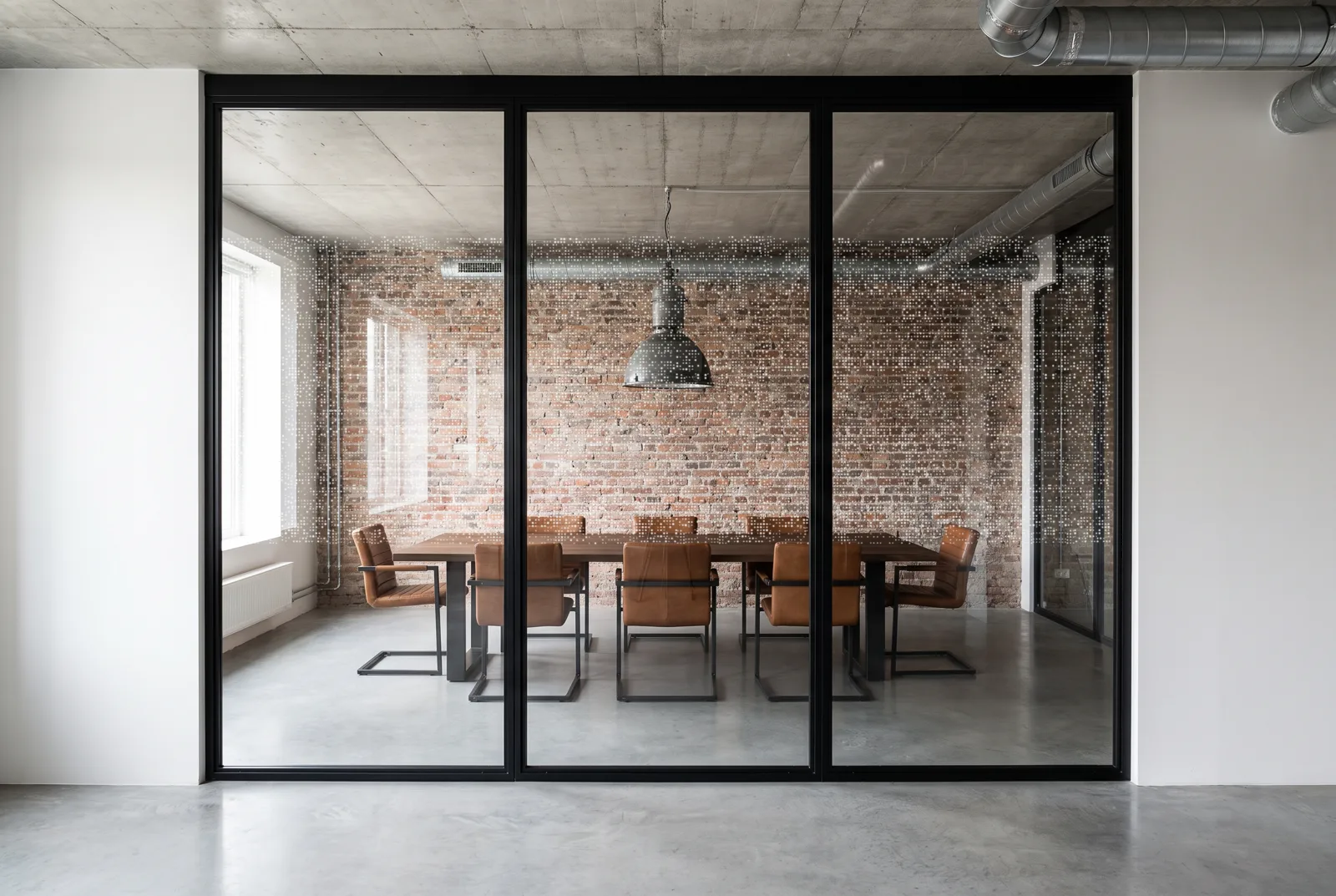 Simulation : vitrophanie Pixels 1 en film blanc sur une salle de réunion de loft en brique, bande de 118 cm à l'échelle