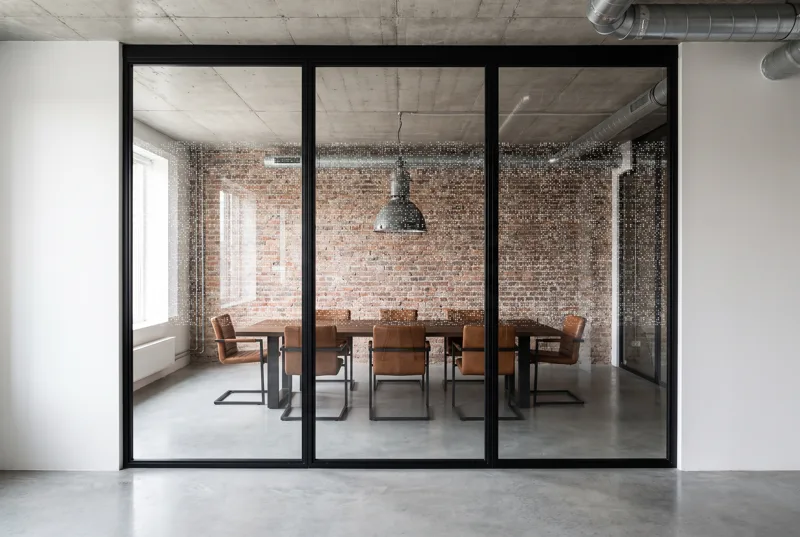 Simulation : vitrophanie Pixels 1 en film blanc sur une salle de réunion de loft en brique, bande de 118 cm à l'échelle
