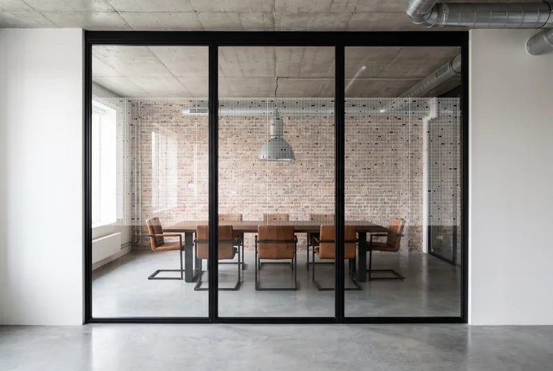 Simulation : vitrophanie Pixels 2 en film blanc sur une salle de réunion de loft en brique, bande de 118 cm à l'échelle
