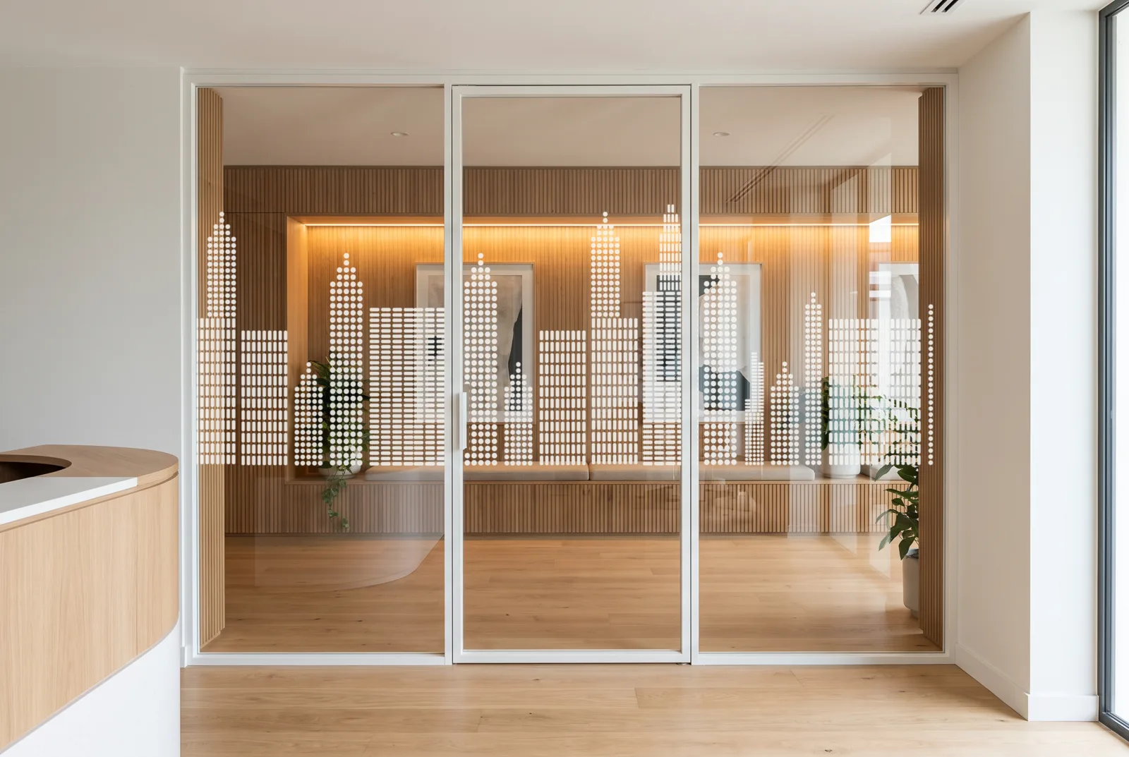 Simulation : vitrophanie New York FX en film blanc sur la cloison d'accueil d'un bureau, bande de 118 cm à l'échelle