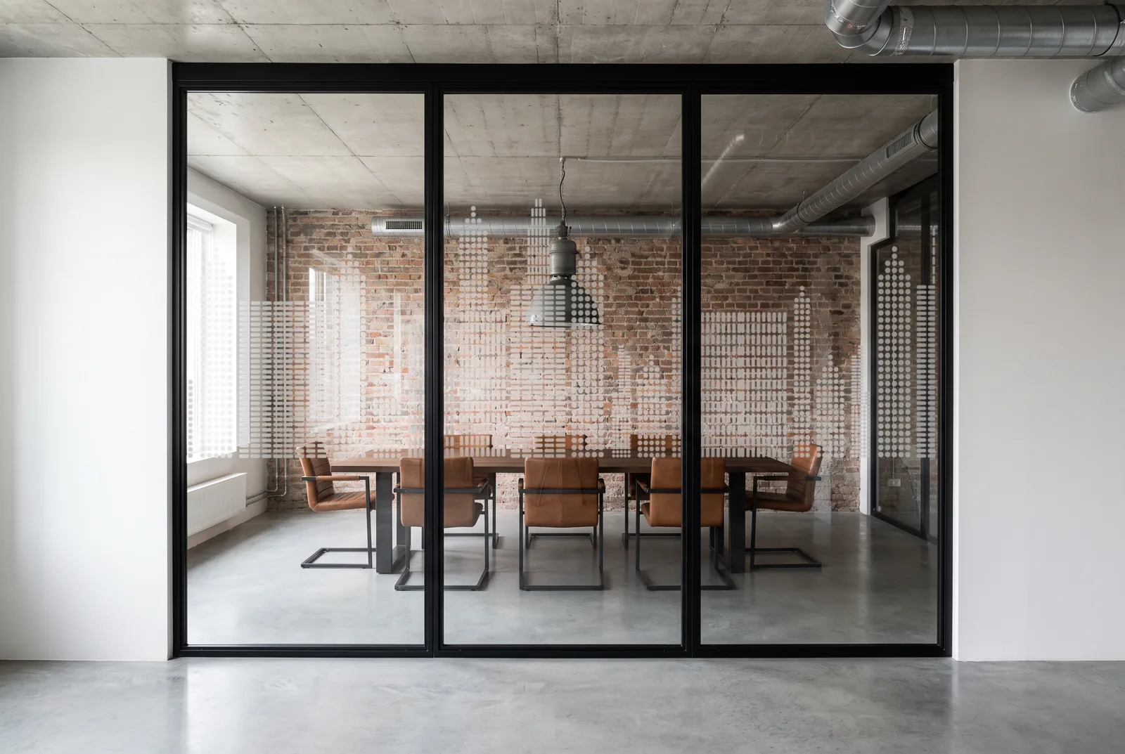 Simulation : vitrophanie New York FX en film dépoli sur une salle de réunion de loft en brique, bande de 118 cm à l'échelle