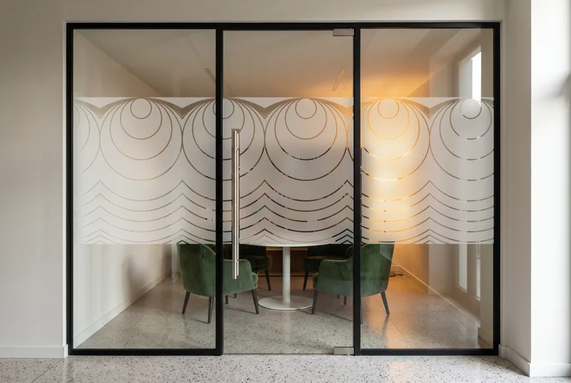 Simulation : vitrophanie Onde de cercles en film dépoli sur la porte vitrée d'un petit salon de travail, bande de 118 cm à l'échelle
