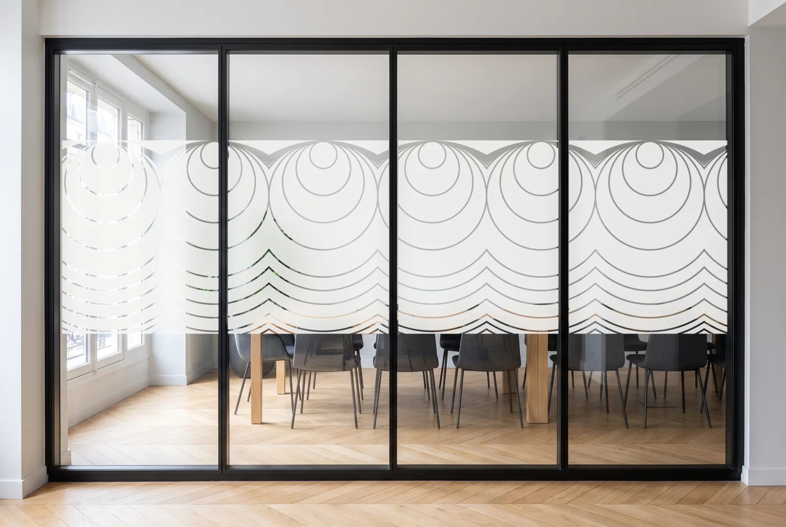 Simulation : vitrophanie Onde de cercles en film blanc sur une salle de réunion haussmannienne, bande de 118 cm à l'échelle