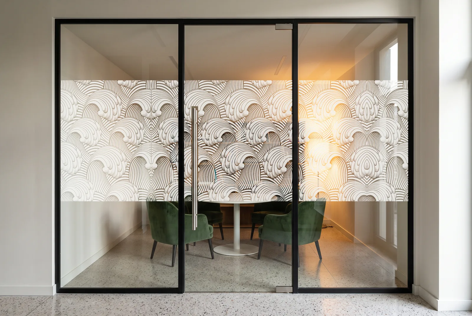 Simulation : vitrophanie Vagues en film blanc sur la porte vitrée d'un petit salon de travail, bande de 118 cm à l'échelle