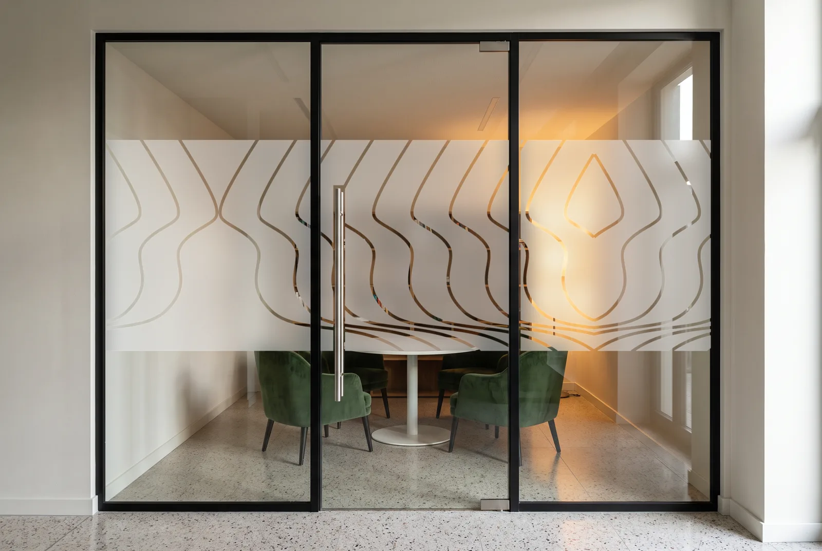Simulation : vitrophanie Waves en film dépoli sur la porte vitrée d'un petit salon de travail, bande de 118 cm à l'échelle