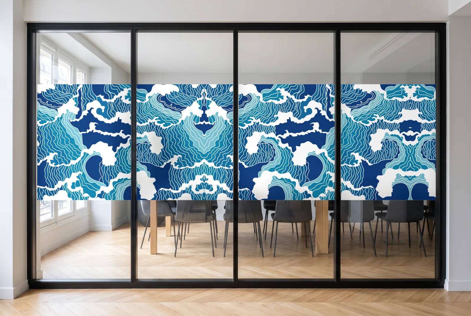 Simulation : vitrophanie Mer zen 01 en impression couleur sur une salle de réunion haussmannienne, bande de 118 cm à l'échelle