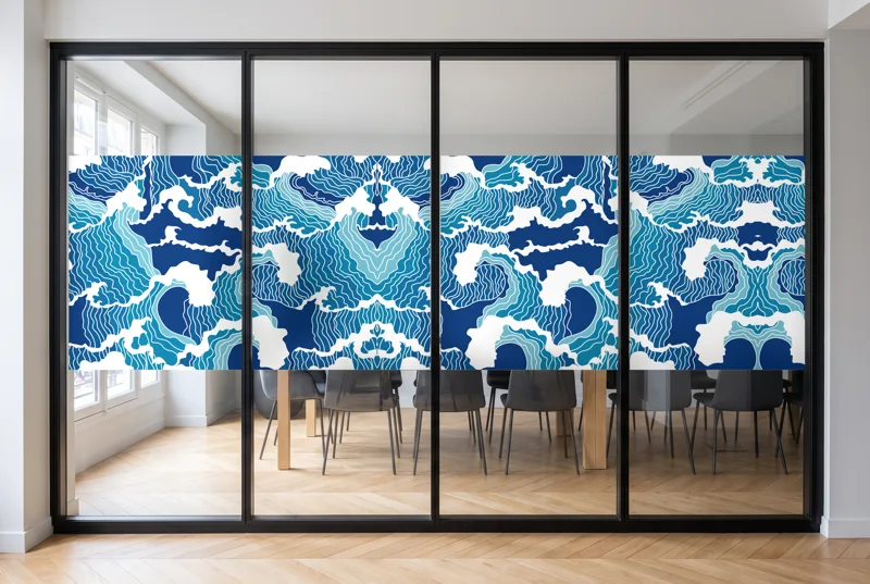 Simulation : vitrophanie Mer zen 01 en impression couleur sur une salle de réunion haussmannienne, bande de 118 cm à l'échelle