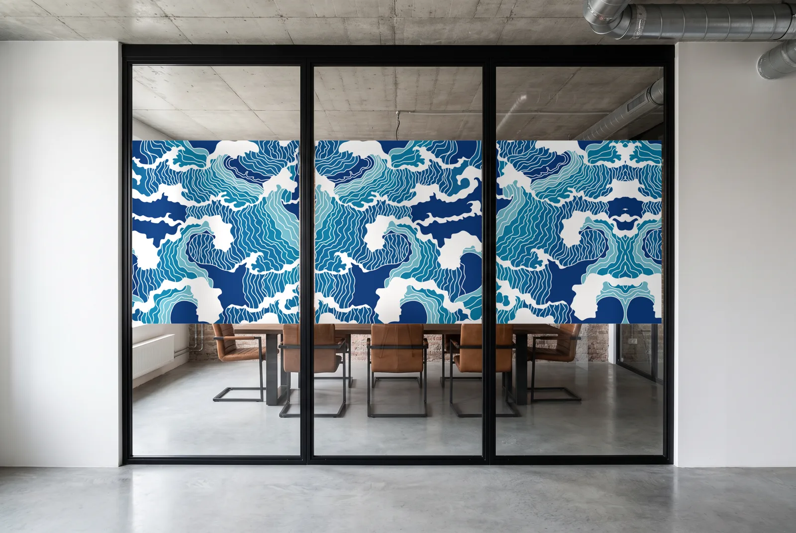 Simulation : vitrophanie Mer zen 01 en impression couleur sur une salle de réunion de loft en brique, bande de 118 cm à l'échelle