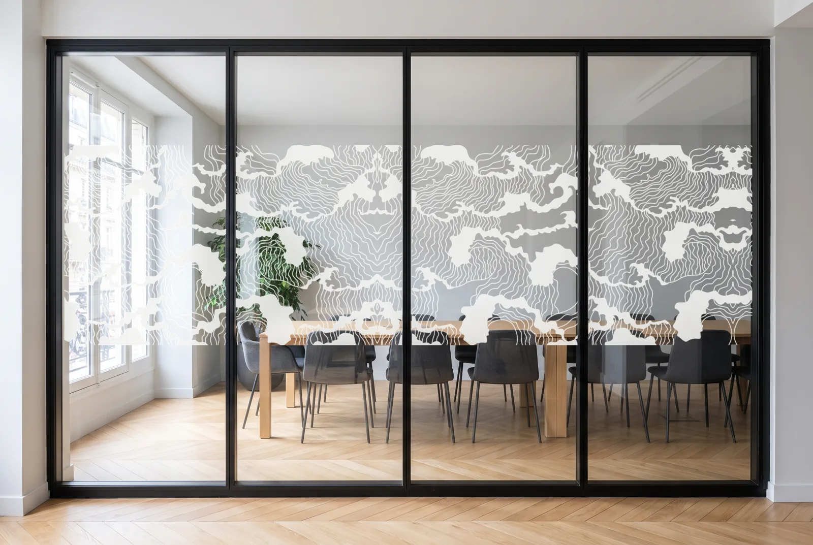 Simulation : vitrophanie Mer zen 02 en film blanc sur une salle de réunion haussmannienne, bande de 118 cm à l'échelle
