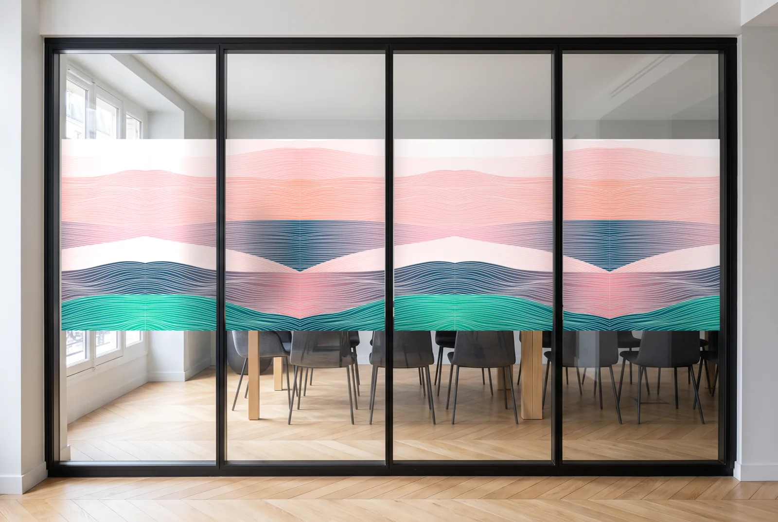Simulation : vitrophanie Montagnes 02 en impression couleur sur une salle de réunion haussmannienne, bande de 118 cm à l'échelle