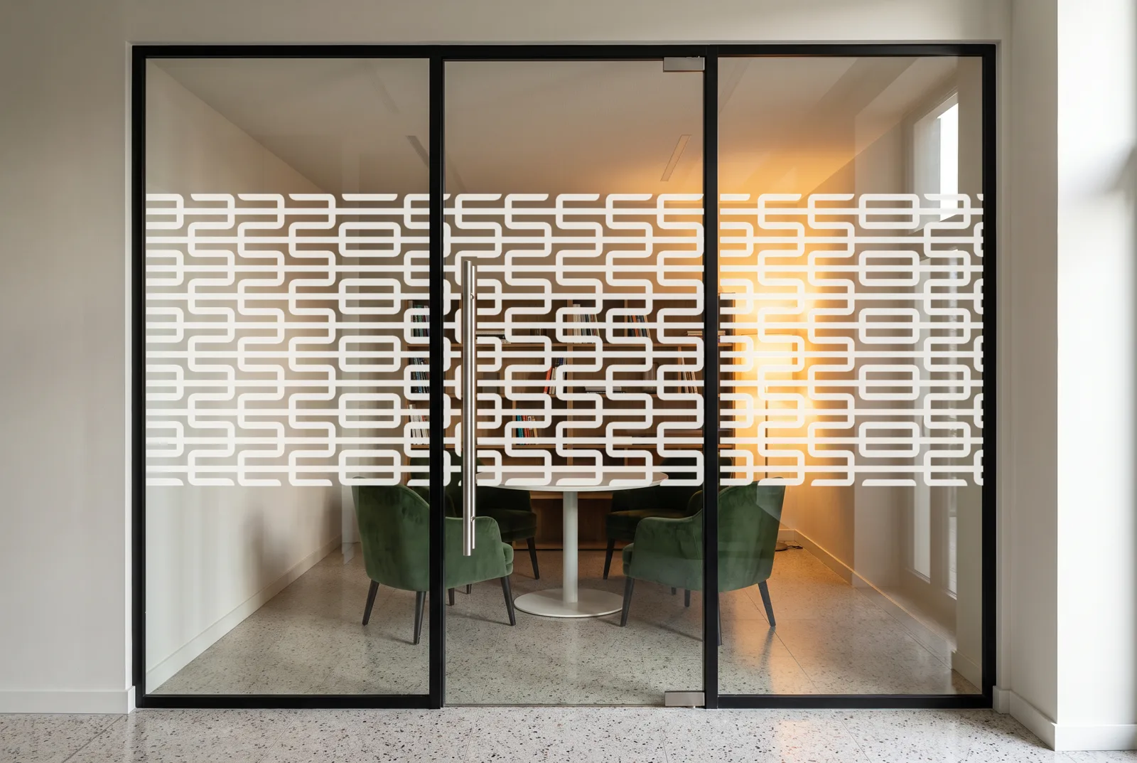 Simulation : vitrophanie Motif Z en film blanc sur la porte vitrée d'un petit salon de travail, bande de 118 cm à l'échelle