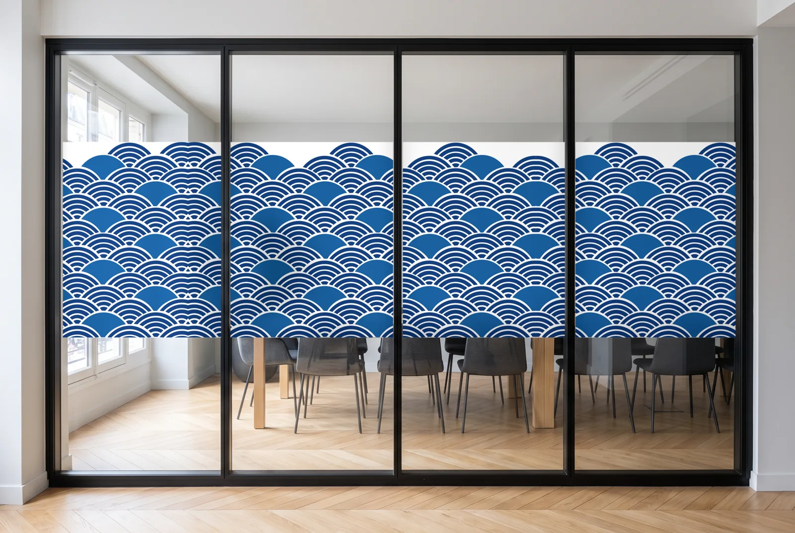 Simulation : vitrophanie Soleils bleus en impression couleur sur une salle de réunion haussmannienne, bande de 118 cm à l'échelle